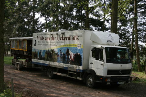 Lkw mit Kremser auf Anhänger